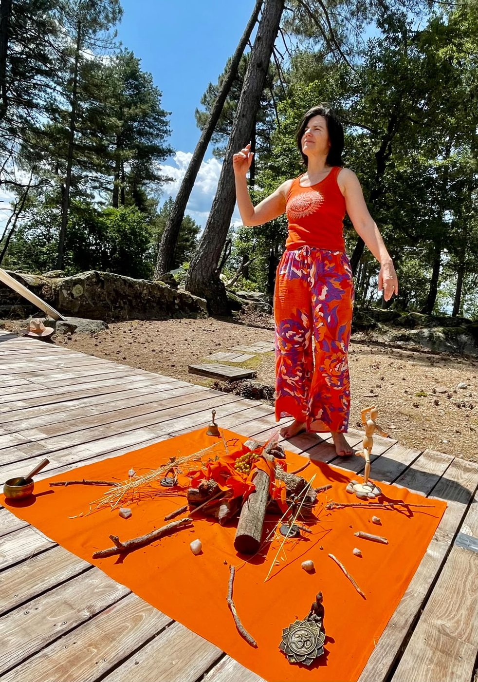 Barbara lors d'un rituel en forêt