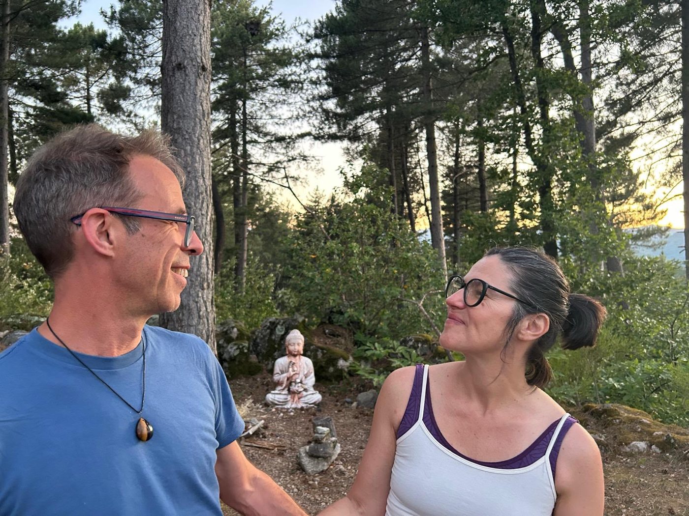 Barbara et Vincent près du bouddha